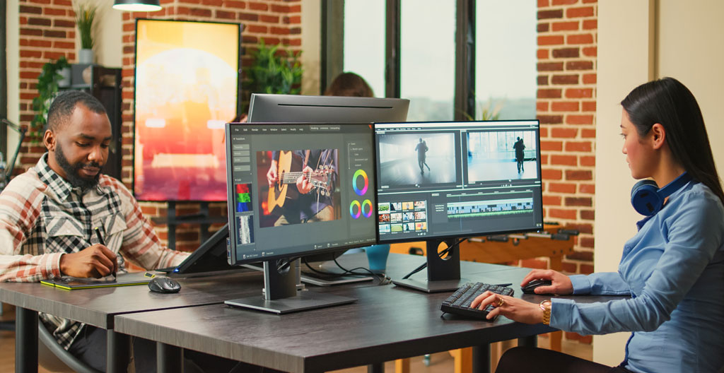 Réunion de brief créatif entre client et productrice audiovisuelle autour d'un storyboard affiché sur tablette, environnement de travail collaboratif avec matériel créatif